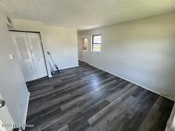 121 W Blue Jay Rd, Louisville, KY 40229