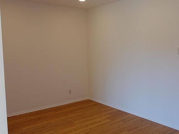 3rd image of 5-546 N Flores Ave #5