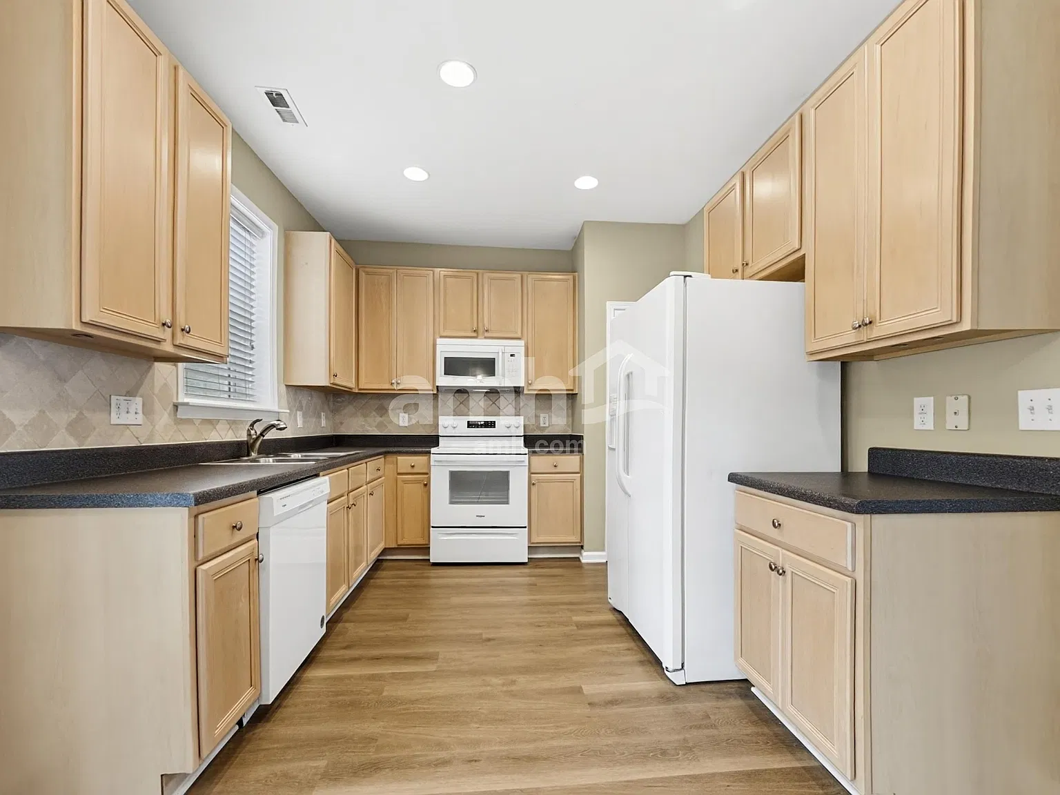 3 bed, 2.5 bath, 1909 sqft, $2,110 — Photo 3