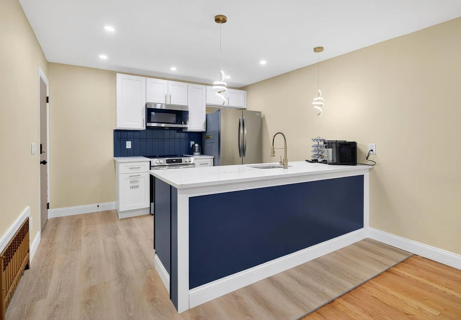 4 bed, 2044 sqft, $3,700 — Photo 2