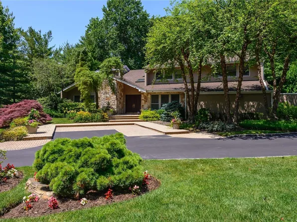 11 Greenwood Lane, Woodbury, NY 11797