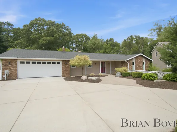 2704 Copper Hill Dr NE, Grand Rapids, MI 49525