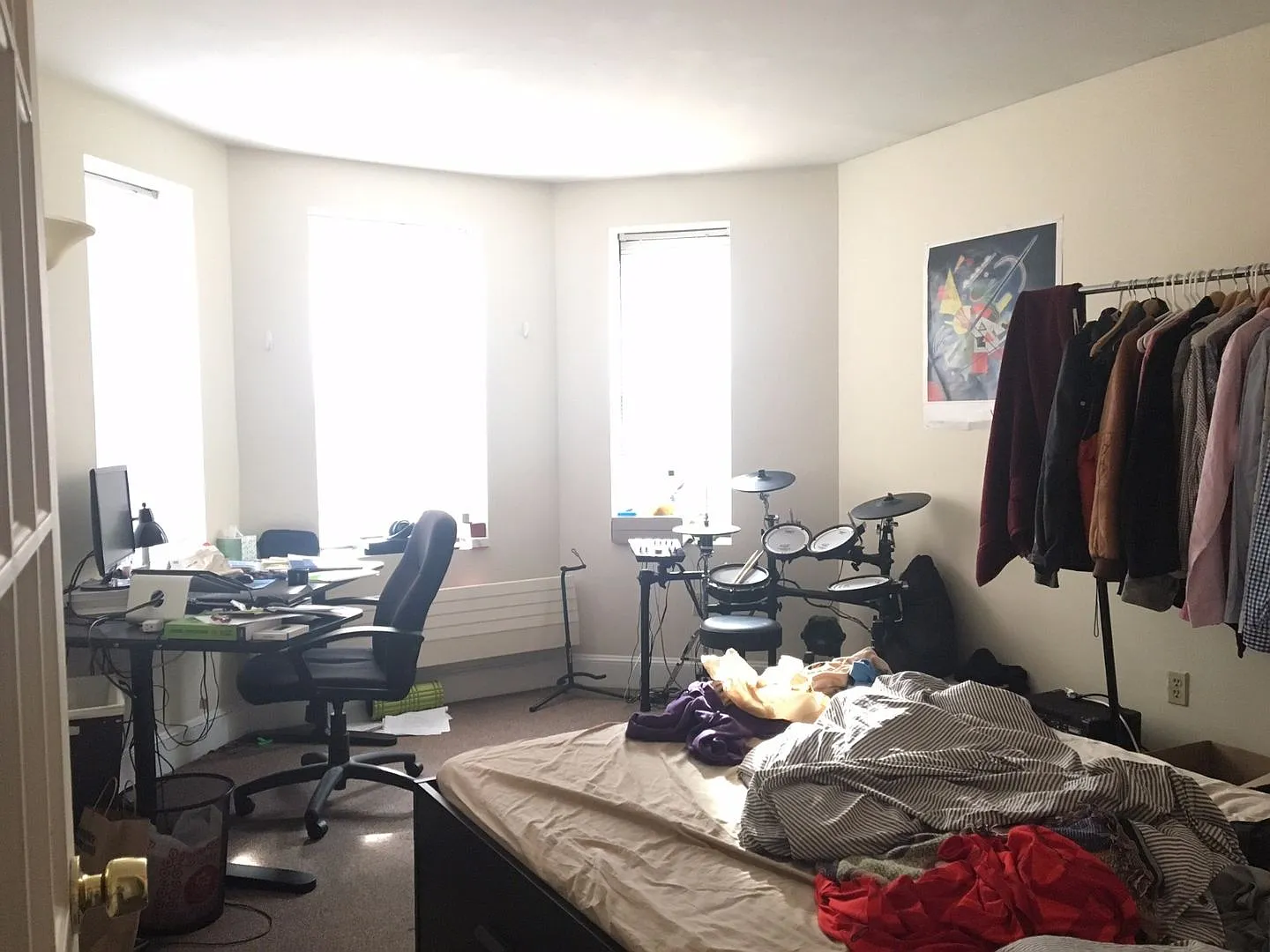No Brokers Fee, Kenmore Location. The Building With Elevator and Laundry, Heat, Hot Water Included — Photo 2