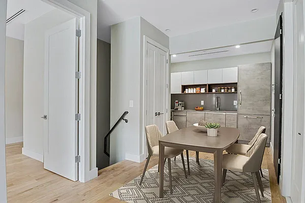 Sold by Avenues Real Estate | media 19