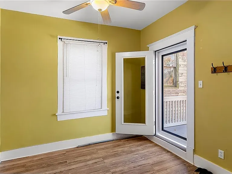 534 E Waldburg St #B — Photo 14