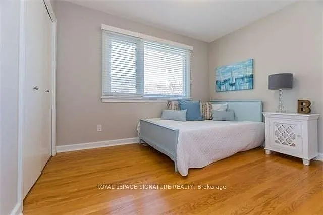 12 Lacewood Cres — Photo 10