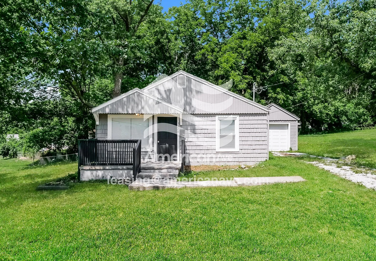 2 bed, 1.0 bath, 990 sqft, $1,290 — Photo 1