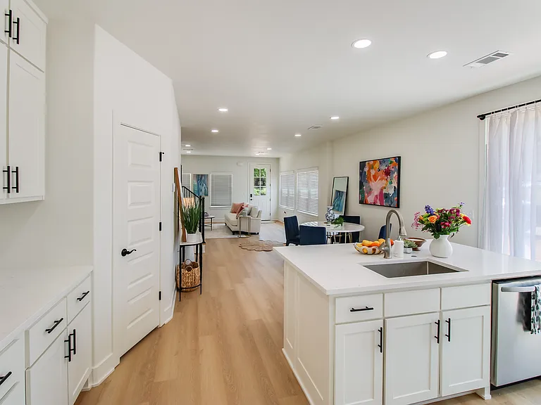 1122 W 10th Ave — Photo 5