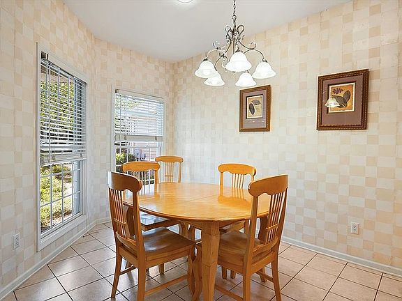 Bright breakfast nook w/bay 