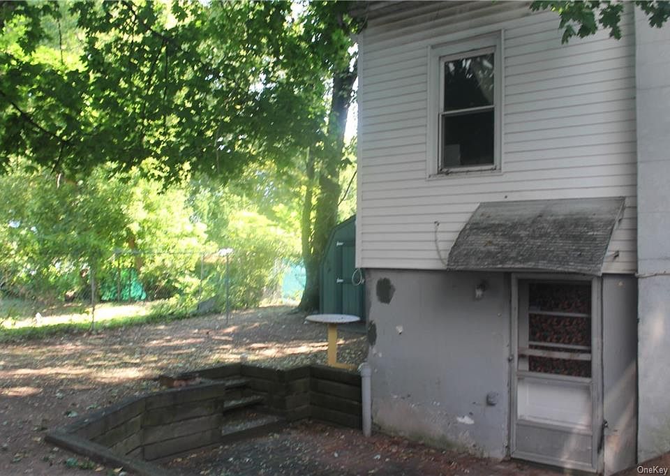 1st image of 1 Lakeview Ct