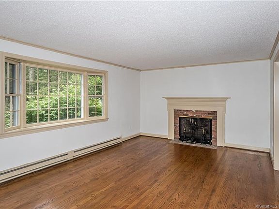 5th image of 44 Hitchcock Ln