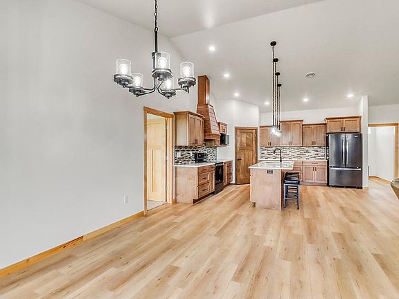 5th image of 215 Emma Ct