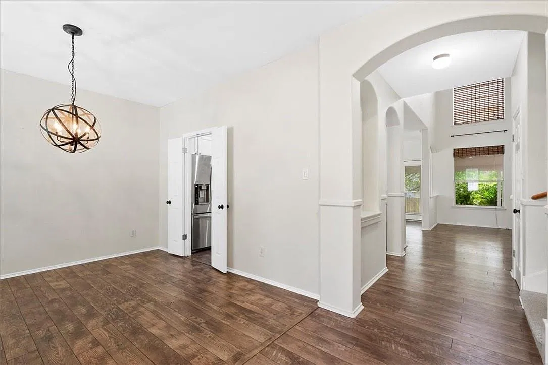 4 bed, 2.5 bath, 2411 sqft, $2,400 — Photo 3