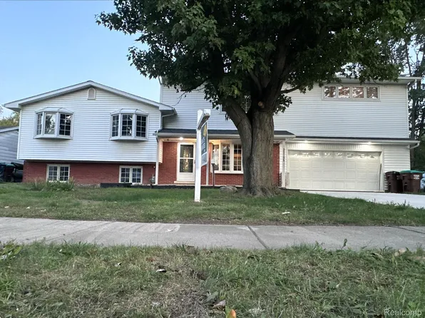 33195 Swallow Dr, Rockwood, MI 48173