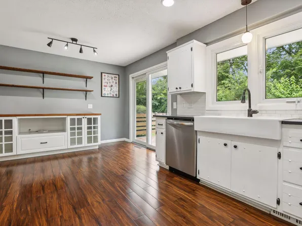 4916 Heritage Hills Dr, Bloomington, MN 55437