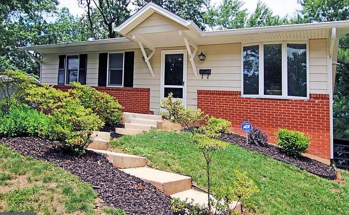 Front yard and entrance.