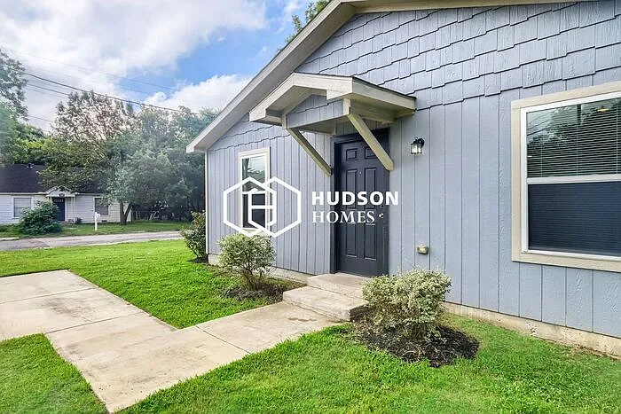 3 bed, 1.0 bath, 1200 sqft, $1,295 — Photo 3