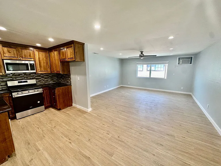 9721 Graham Street — Photo 9
