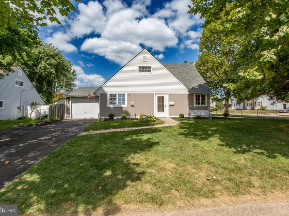111 Appletree Dr, Levittown, PA 19055