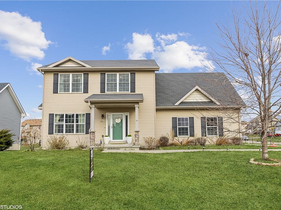 1st image of 155 SE Hazelwood Dr