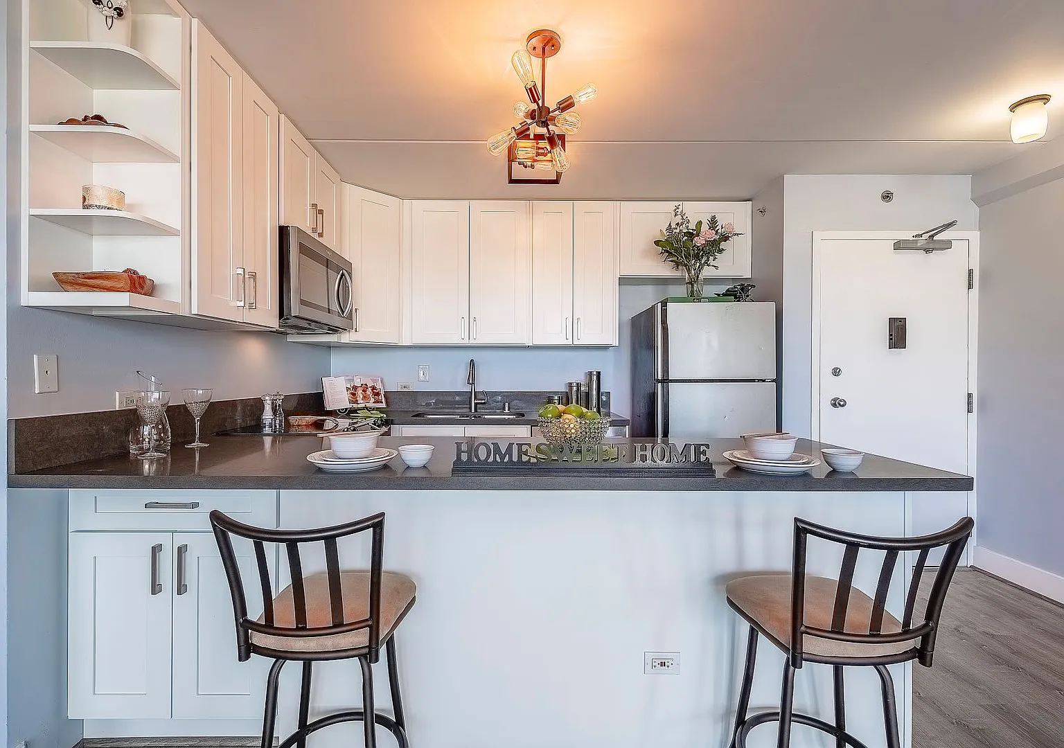 Lovely Renovated 2 Bedroom Condo — Photo 1