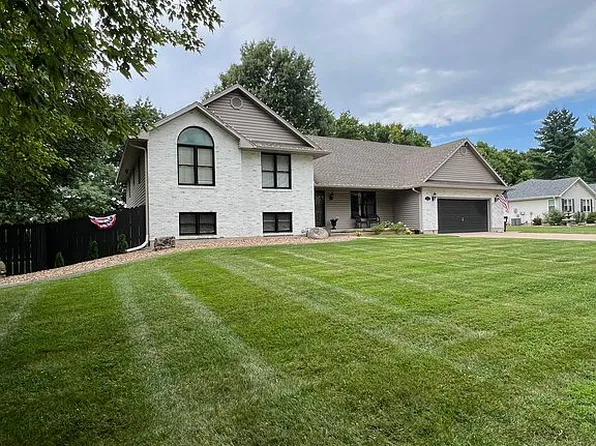 1553 N Hedge Apple Dr, Sedalia, MO 65301