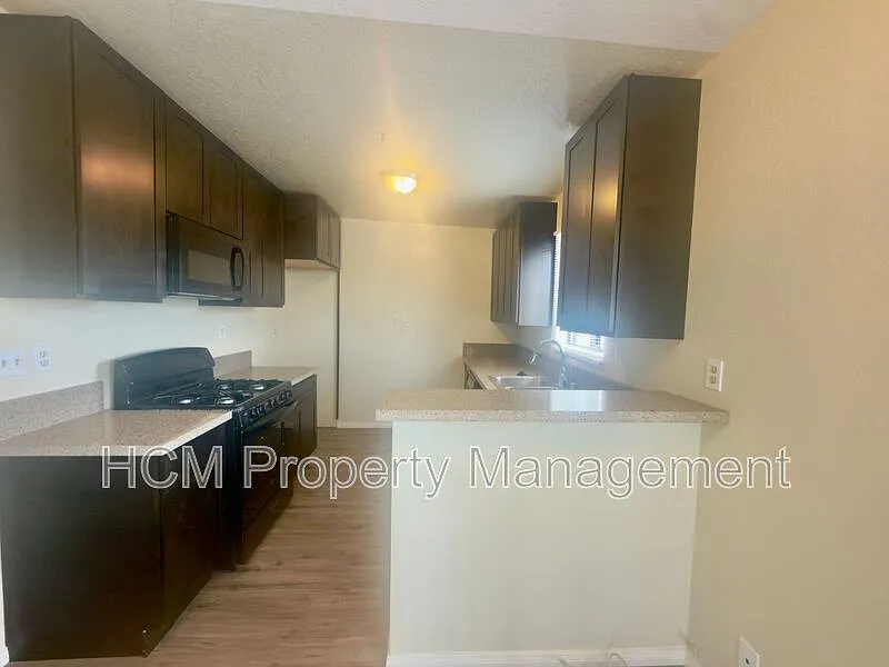 2 bed, 1.5 bath, 1300 sqft, $2,350 — Photo 2