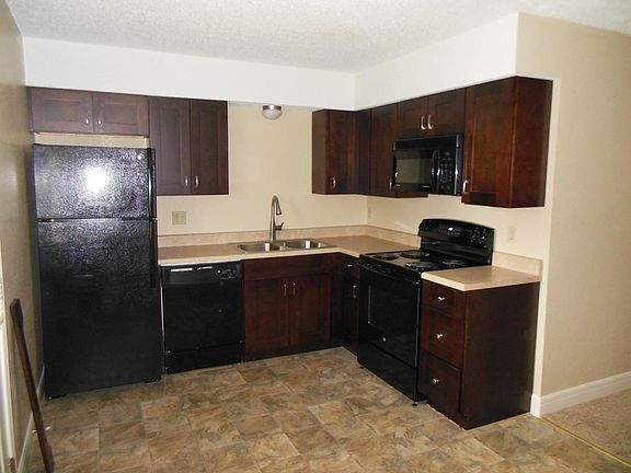 5th image of 613 NE English Manor Dr APT B