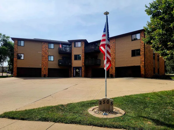 2505 Capitol St APT 205, Yankton, SD 57078