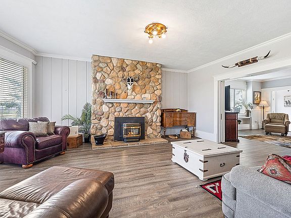 COZY LIVING ROOM 
