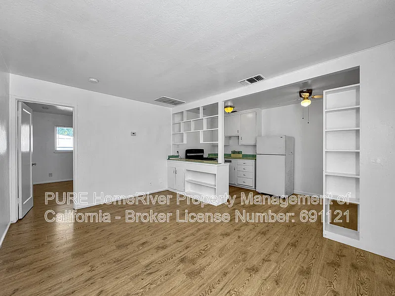 2957 Howe Ave #4