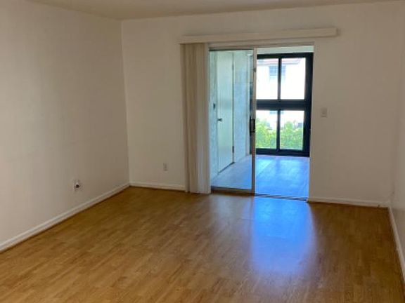 4th image of 3073 Sir Hamilton Cir