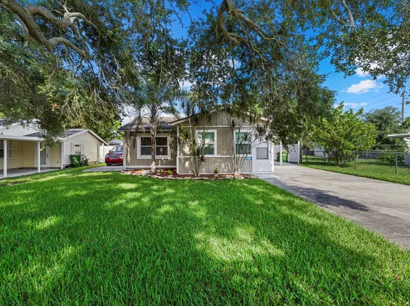 1220 Rhodes Ave, Sarasota, FL 34239