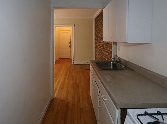 5th image of 955 W Cornelia Ave APT 2D