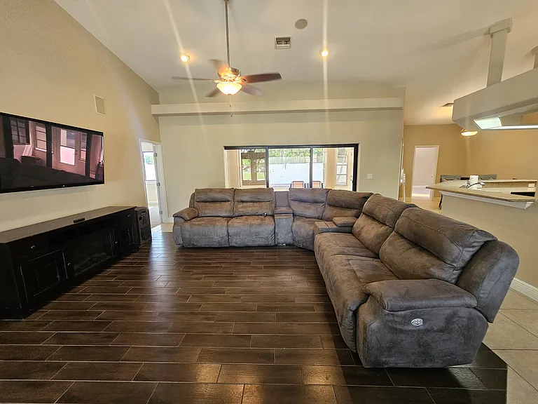 244 SE 20th Ct — Photo 6