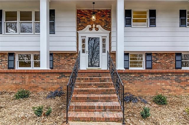 1st image of 829 W 6th Street Cir