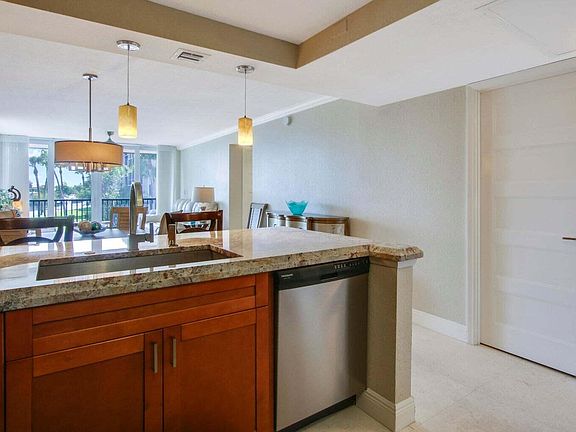 4th image of 8 Royal Palm Way #2010