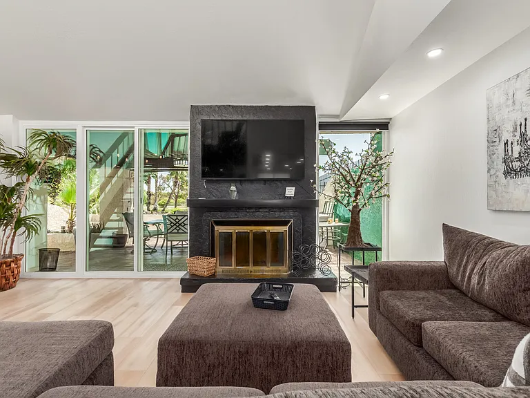 2529 N Miller Rd — Photo 12