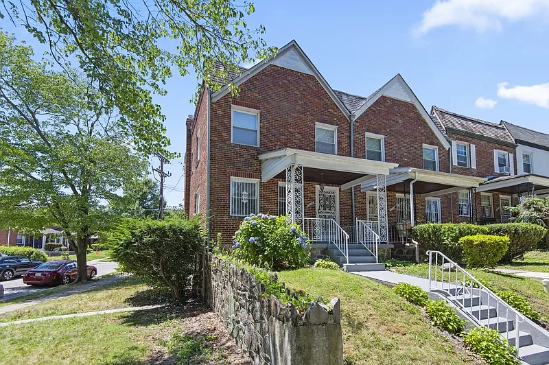 3 bed, 2.5 bath, 2200 sqft, $2,075 — Photo 2