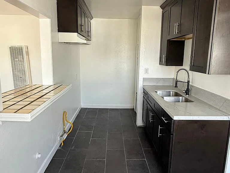 10705 S Figueroa St #7 — Photo 2