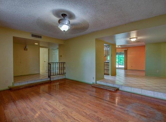4th image of 716 E Diamond Dr