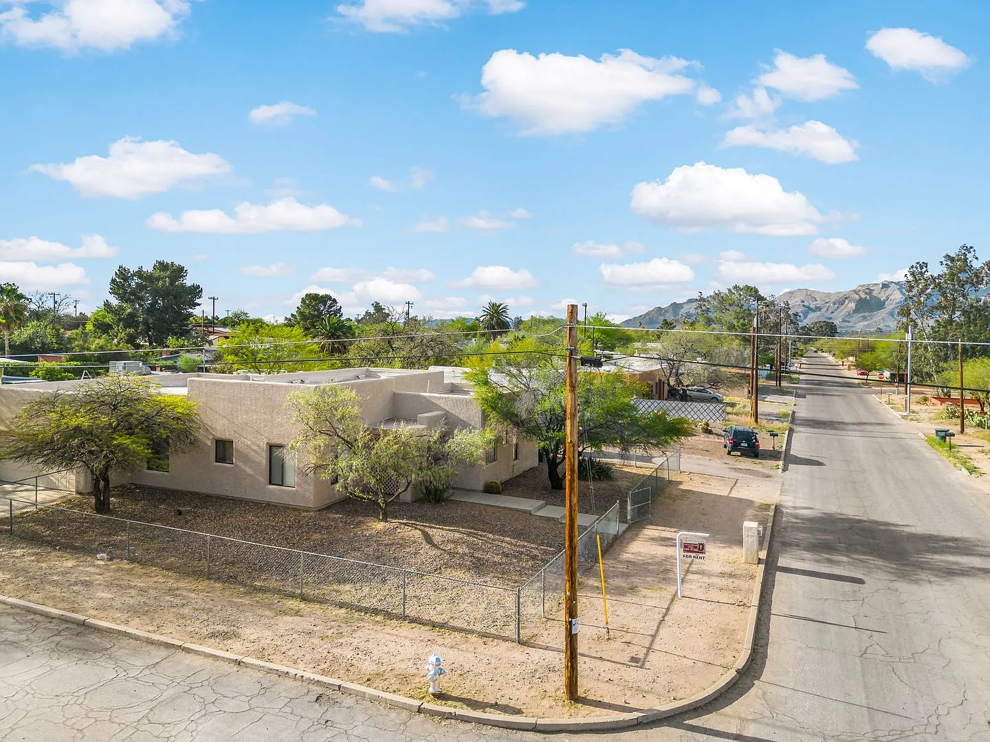 Large Home with 4 bedrooms in Central Tucson! — Photo 3