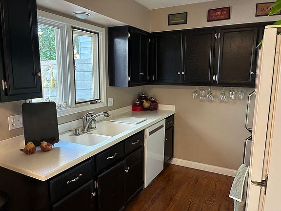 5th image of 1025 Surrey Ct