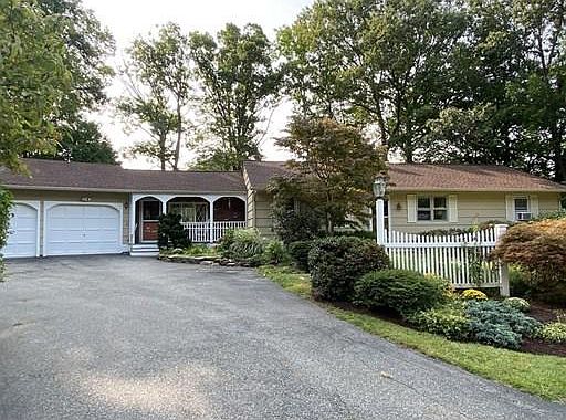 2nd image of 3 Sandy Glen Dr