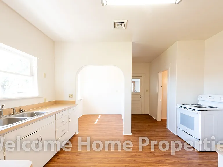 512 S College Ave — Photo 3