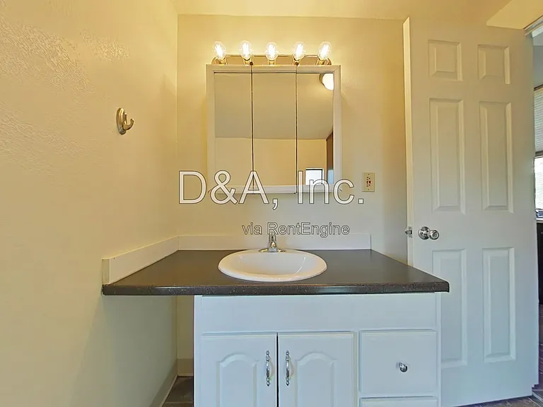 715 SW 11th St — Photo 11