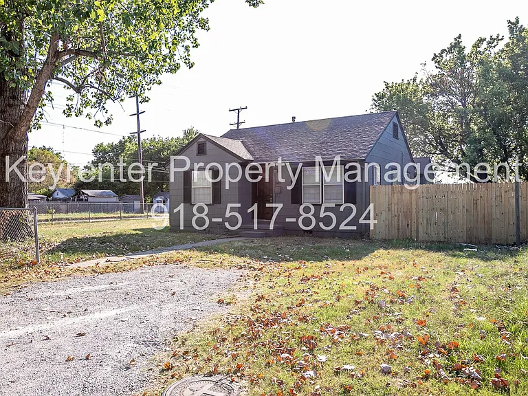 1502 N Columbia Ave — Photo 2