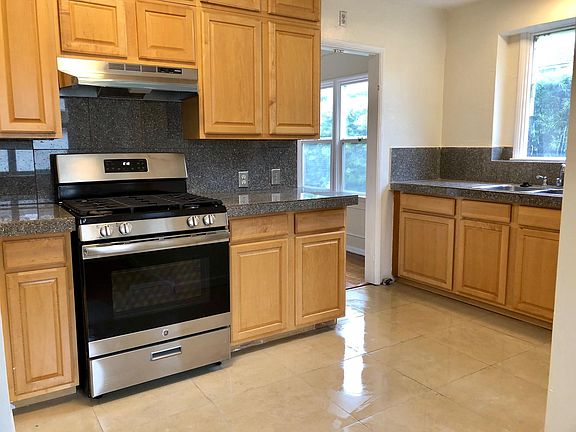 5th image of 348 N San Vicente Blvd