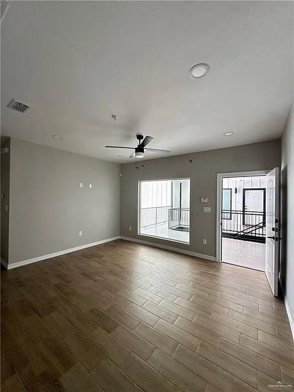 2 bed, 2.0 bath, 913 sqft, $1,150 — Photo 3