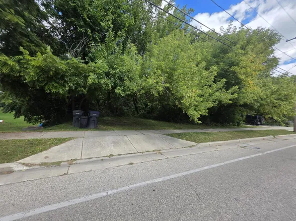 521 West WISCONSIN AVENUE, Pewaukee, WI 53072